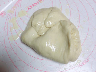 4、芝士榴莲披萨,面板上放一些油，揉掉面中的空气。