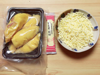 6、芝士榴莲披萨,准备好所有制作食材。榴莲、芝士碎、沙拉酱。