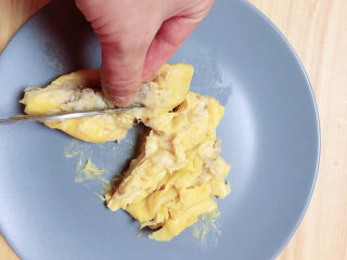 7、芝士榴莲披萨,将榴莲核处理掉，榴莲肉待用。