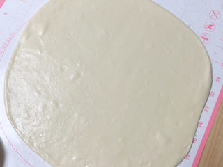 8、芝士榴莲披萨,将面团擀成圆形，披萨胚就做好了。