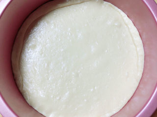 9、芝士榴莲披萨,放入烤盘中。提前预热烤箱180度预热10分钟。