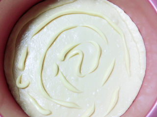 10、芝士榴莲披萨,在披萨饼底上抹上一层沙拉酱。