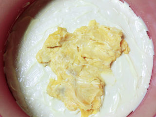 11、芝士榴莲披萨,再放上一层榴莲肉。