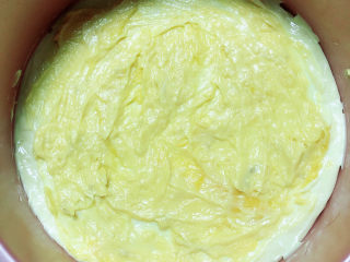 12、芝士榴莲披萨,均匀涂抹开榴莲肉。