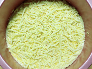 13、芝士榴莲披萨,再撒上一层芝士碎。