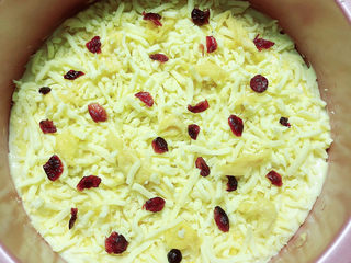 14、芝士榴莲披萨,再放上一些榴莲肉、点缀一些蔓越莓干。