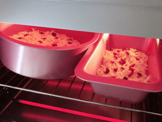 15、芝士榴莲披萨,将烤盘放入烤箱中，180度烤15分钟。