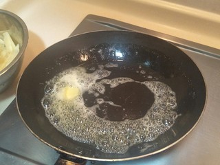 2、✨黄金培根土豆饼✨,黄油入锅全程小火