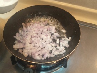 3、✨黄金培根土豆饼✨,加入洋葱翻炒变白