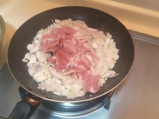 4、✨黄金培根土豆饼✨,加入培根翻炒