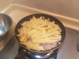 5、✨黄金培根土豆饼✨,加入土豆片(丝)