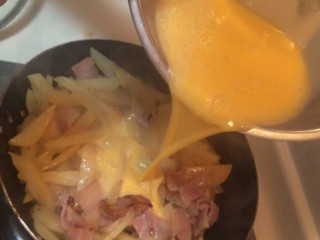 6、✨黄金培根土豆饼✨,加入蛋液(＋4勺牛奶在蛋液＋一点盐)