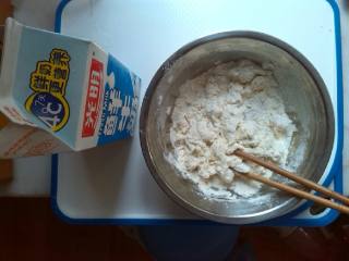 1、黑椒虾仁披萨,在面粉里加入牛奶和橄榄油揉面