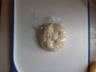 2、黑椒虾仁披萨,揉好后用保鲜膜包起来放在阳光下发酵两小时,发酵到面能看到松软的小孔