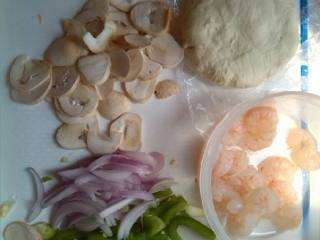 3、黑椒虾仁披萨,边发酵面团边准备披萨料,青椒洋葱切丝,草菇切片,虾仁用盐黑胡椒腌制