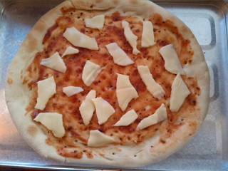 5、黑椒虾仁披萨,撒一层斯成小片的马苏里拉芝士,马苏里拉是披萨的好伴侣