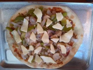 7、黑椒虾仁披萨,然后在铺一层马苏里拉芝士,撒上胡椒粉