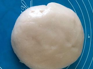 2、Q弹奶黄冰皮月饼,然后用手拌匀后揉成光滑面团,(我加了一点点淡紫色的色素,是Americolor的116号色,用牙签沾了一下涂在面团上然后揉匀的,揉好后呈淡粉色),然后放冰箱冷藏备用