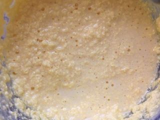 4、Q弹奶黄冰皮月饼,在打发好的黄油里依次打入两个鸡蛋,使鸡蛋和黄油充分融合。打入第二个鸡蛋后打发到有点水油分离的状态