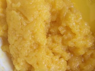 7、Q弹奶黄冰皮月饼,搅拌到奶黄糊开始凝固了之后再搅拌2分钟左右,就可以关火了,然后冷却备用。着急可以直接塞冰箱