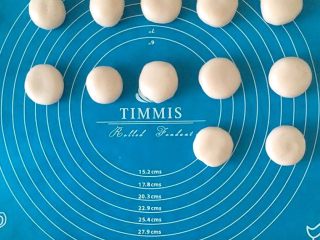 8、Q弹奶黄冰皮月饼,冷却奶黄糊的时候可以将冰皮面团分成约30g左右的剂子,大约可以分成12个。(为防止冰皮面团粘粘,我在硅胶垫上涂了一层白油)