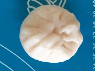 11、Q弹奶黄冰皮月饼,像包包子一样包好,然后轻轻搓圆