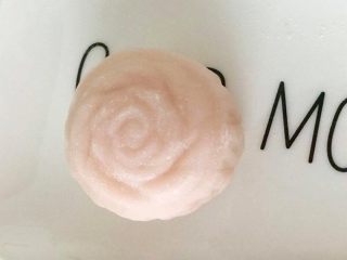 14、Q弹奶黄冰皮月饼,装好后按压5-10秒,使图案更清晰。然后轻轻推出月饼,一个冰皮月饼就做好了