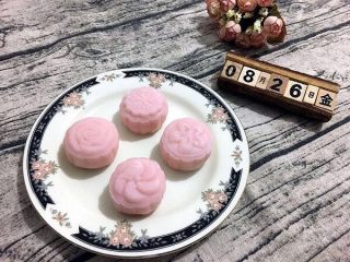 15、Q弹奶黄冰皮月饼,粉嫩Q弹的奶黄冰皮月饼,有没有流口水呢?做好后放冰箱冷藏数小时后享用口感更加