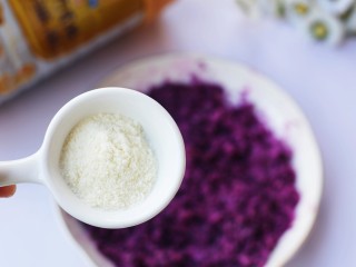 6、紫薯西多士,加一勺澳优能立多G4奶粉。