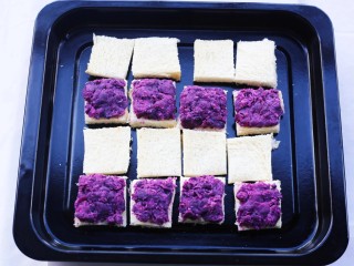 8、紫薯西多士,抹上紫薯泥。