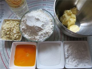 1、好吃的根本刹不住啊--焦糖杏仁酥饼,备好材料