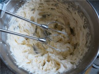 3、好吃的根本刹不住啊--焦糖杏仁酥饼,加入糖粉打发至蓬松