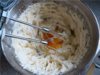 4、好吃的根本刹不住啊--焦糖杏仁酥饼,分3次加入蛋黄搅打均匀