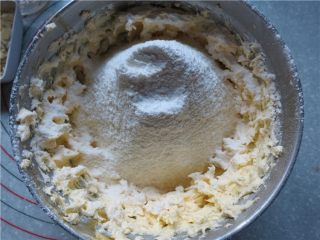 6、好吃的根本刹不住啊--焦糖杏仁酥饼,最后筛入低粉