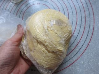 8、好吃的根本刹不住啊--焦糖杏仁酥饼,将拌合好的材料装入保鲜袋抓捏成团