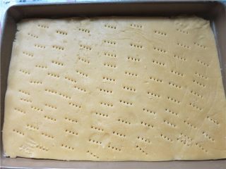 11、好吃的根本刹不住啊--焦糖杏仁酥饼,将酥饼面片放入模具里，并用叉子叉洞