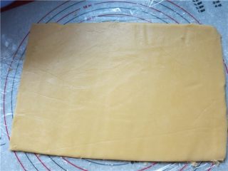 9、好吃的根本刹不住啊--焦糖杏仁酥饼,上下两张保鲜膜把酥饼面团放中间擀成4mm左右的薄片，用模具在上面压出痕迹，用小刀划去多余的面片