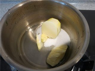 12、好吃的根本刹不住啊--焦糖杏仁酥饼,将除杏仁片外的所有材料倒入锅中