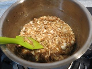 15、好吃的根本刹不住啊--焦糖杏仁酥饼,加入杏仁片瓜子仁后混合均匀