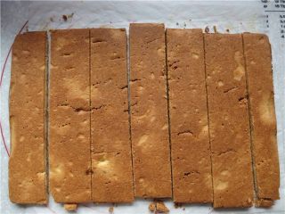 18、好吃的根本刹不住啊--焦糖杏仁酥饼,取出趁热脱模，待稍微冷却一下，不用翻面直接切把就好