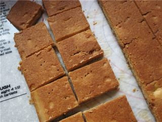 19、好吃的根本刹不住啊--焦糖杏仁酥饼,切成需要的大小！成品焦香浓郁香酥掉渣