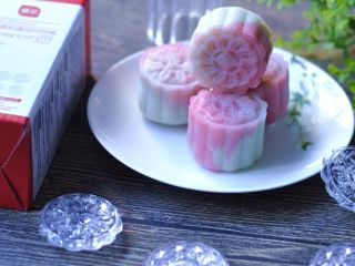 2、彩色冰皮月饼,来一张成品的近照