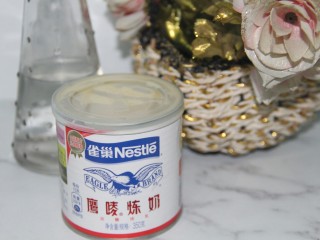 4、冬喝暖饮夏吃冰~芒果奥利奥酸奶昔,炼乳