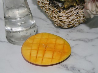 5、冬喝暖饮夏吃冰~芒果奥利奥酸奶昔,芒果切花刀