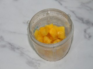 7、冬喝暖饮夏吃冰~芒果奥利奥酸奶昔,一份放入榨汁机杯