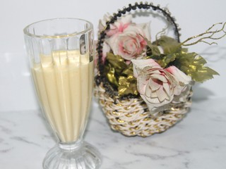 14、冬喝暖饮夏吃冰~芒果奥利奥酸奶昔,倒入杯中