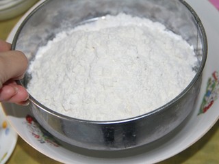 8、双色冰淇淋曲奇,将低粉和杏仁粉混合过筛