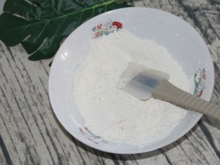 9、双色冰淇淋曲奇,刮刀搅拌均匀