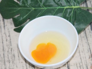 10、双色冰淇淋曲奇,鸡蛋打入碗中