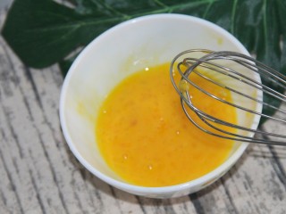 11、双色冰淇淋曲奇,用蛋抽打散搅匀